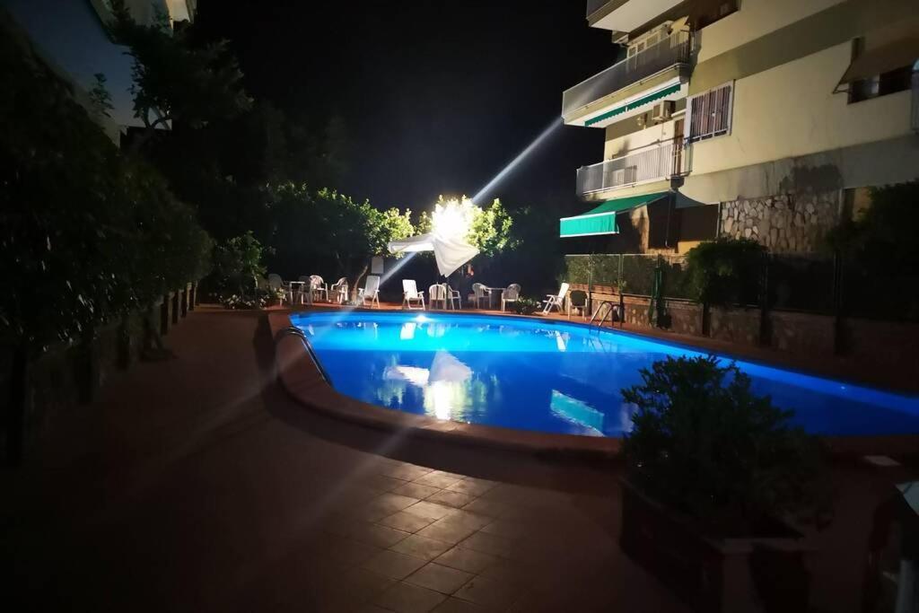 Апартаменты Super Attico Vista Mare Con Piscina Сорренто Экстерьер фото